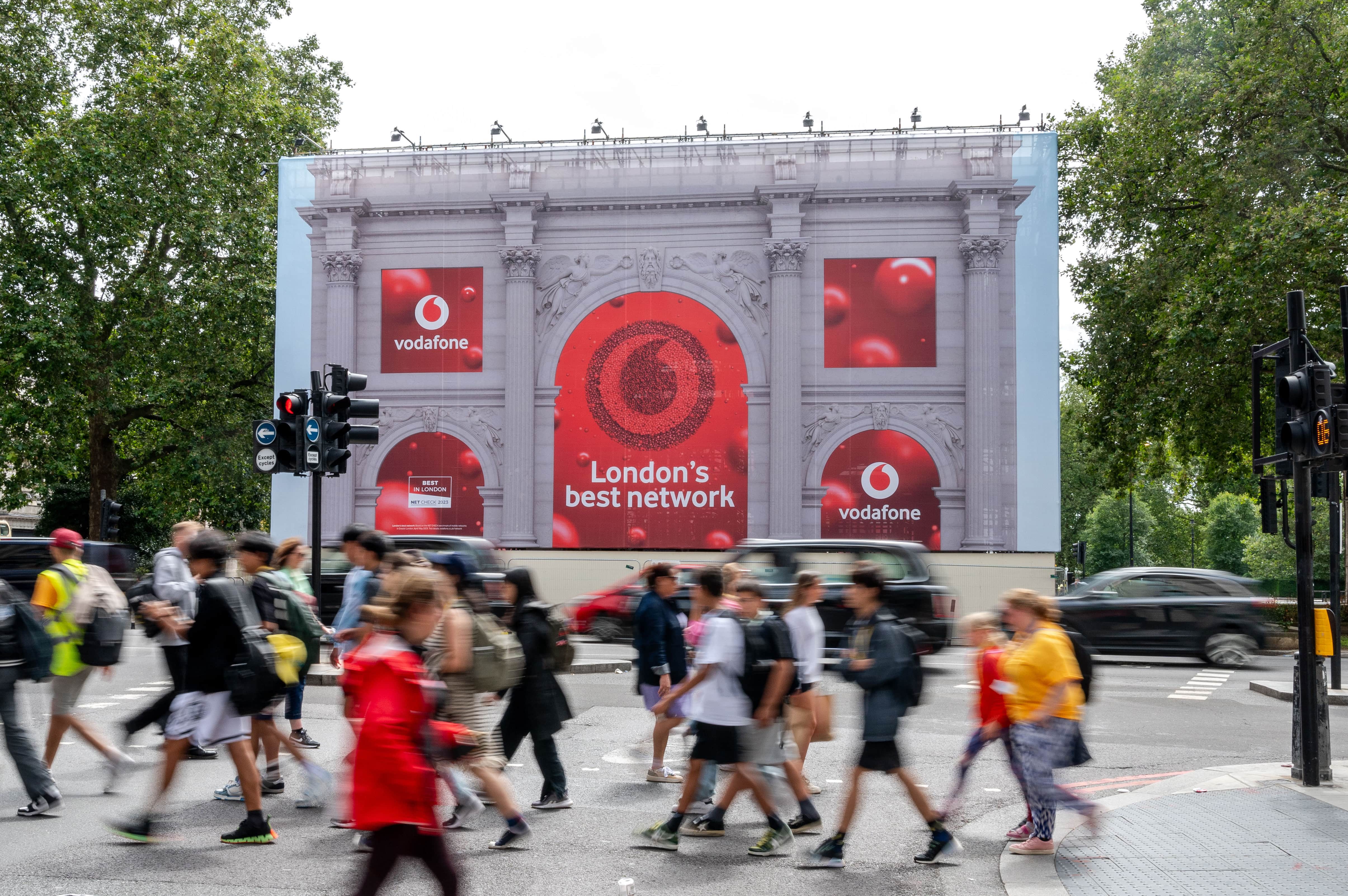  Vodafone celebrates Best in London Network Award with showstopping OOH wrap of Marble Arch  